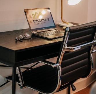 The Westside Apartment | Grade II Stunning City Living, City centre, Fast WiFi, Families, Contractors
