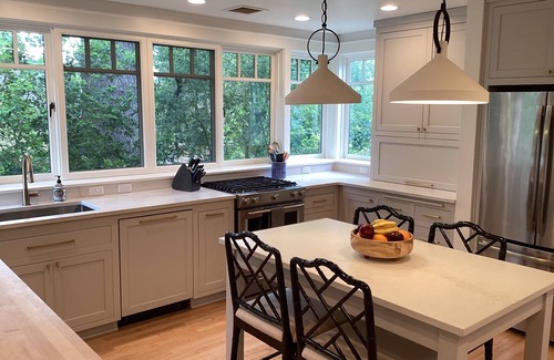 Amazon House | GRADUATION '26 SLEEPS 9! Luxury Home, 3-5 min walk to Campus and Hayward Field