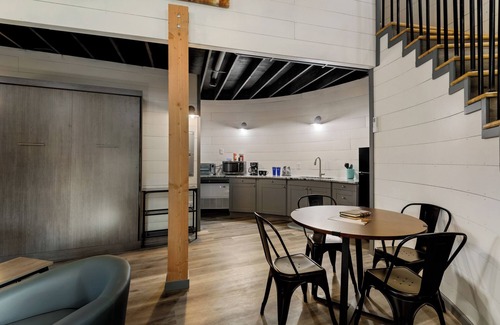 Ashland Cabin | Grain Bin Cabin w/Hot Tub. 2 levels w/Balcony. 1.5 Bathrooms & Pet Friendly!
