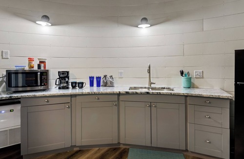 Ashland Cabin | Grain Bin Cabin w/Hot Tub. 2 levels w/Balcony. 1.5 Bathrooms & Pet Friendly!