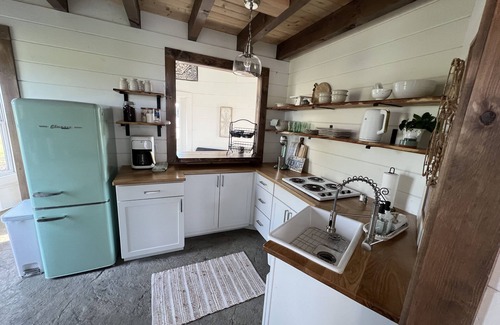 Red Boiling Springs Cottage | Grain Bin Farmhouse with Loft Bedroom