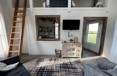 Red Boiling Springs Cottage | Grain Bin Farmhouse with Loft Bedroom