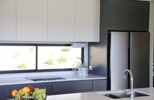 Nelson South House | Grampians Views Nelson: 4 Bedrooms, 3 Baths, Sun & City Proximity!