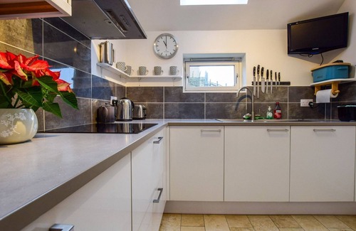 Brimpsfield Cottage | Granary at Hunt Court - sleeps 4 guests in 2 bedrooms