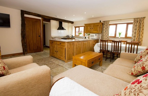 Alcester House | Granary at Oaks Barn Farm, Kadai fire bowl & optional hot tub, country location