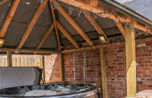 Stoney Stretton House | GRANARY COTTAGE, pet friendly, character holiday cottage in Westbury
