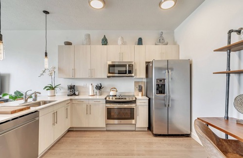 People's Freeway Apartment | Granary District Downtown SLC 1BR/1BA +CoWorking Space + Gym