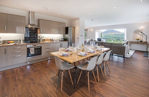 Gattonside House | GRANARY, sleeps 8, superb barn conversion. Outstanding views, near to Melrose