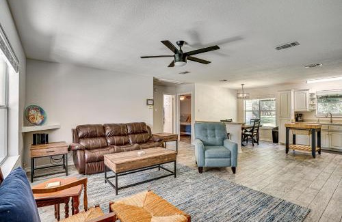 Granbury House | Granbury Cottage, Steps to Lake and Dock!