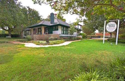 Granbury Bed & Breakfast | Granbury Gardens Bed and Breakfast