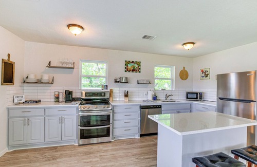 Dennis House | Granbury Home w/Lake Views ~ 6 Mi to Boat Launch!