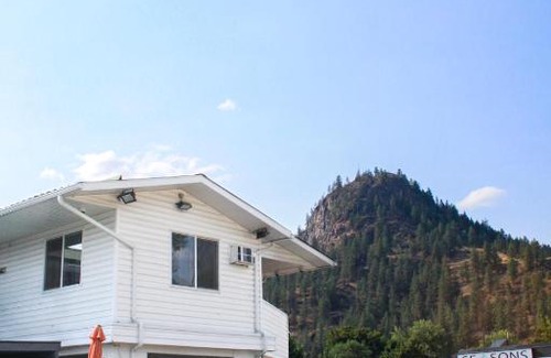 Grand Forks Hotel | Granby River Inn & Suites