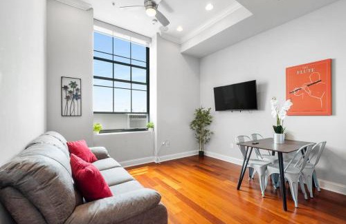 North Philadelphia East Apartment | Grand 1br W Rooftop Pool & Gym