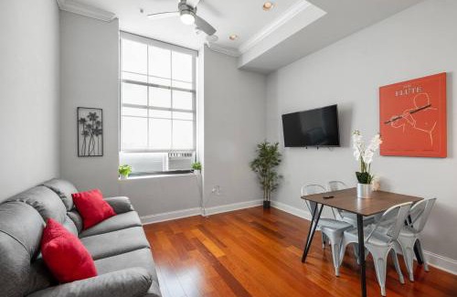 North Philadelphia East Apartment | Grand 1br W Rooftop Pool & Gym