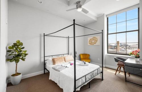 North Philadelphia East Apartment | Grand 1br W Rooftop Pool & Gym