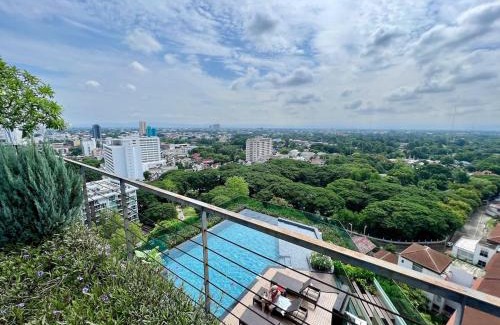 Chang Khlan Apartment | Grand 2-Bedroom Condo with Pool