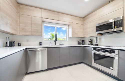 Richmond West House | Grand 6BR Escape: Resort Pool, Beach & Mini Golf