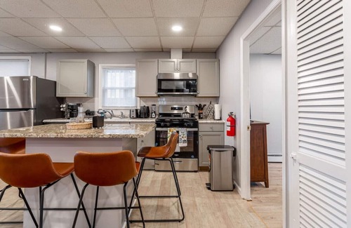Constable Hook House | Grand 9BR (25 Beds) | NYC Access + Free Parking
