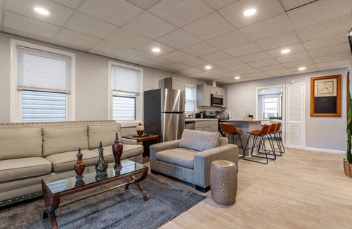 Constable Hook House | Grand 9BR (25 Beds) | NYC Access + Free Parking