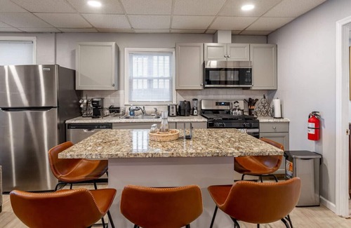 Constable Hook House | Grand 9BR (25 Beds) | NYC Access + Free Parking