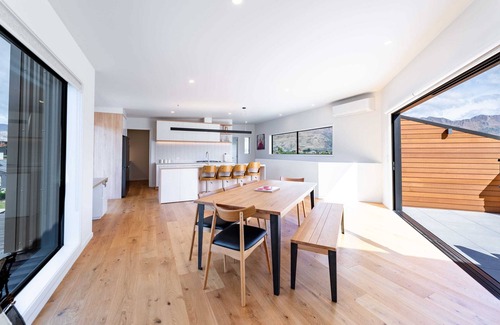 Wanaka House | Grand Alpine Vista Escape