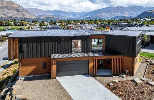 Wanaka House | Grand Alpine Vista Escape