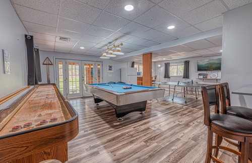Briar Crest Woods Ski Chalet | "Grand Antilia" 6BR Hot Tub,GameRoom, Minigolf & BonusRoom