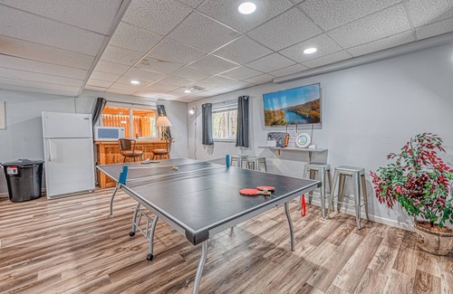 Briar Crest Woods Ski Chalet | "Grand Antilia" 6BR Hot Tub,GameRoom, Minigolf & BonusRoom
