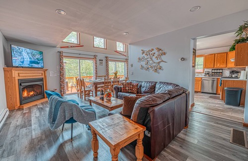 Briar Crest Woods Ski Chalet | "Grand Antilia" 6BR Hot Tub,GameRoom, Minigolf & BonusRoom