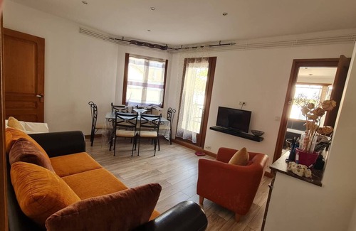 Reims Apartment | Grand Appart Avec Terrasse, Commerce et Commodité a Proximité