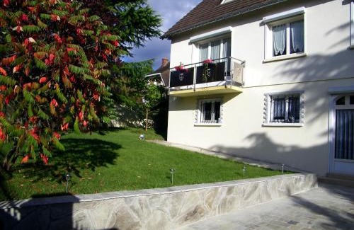 Joigny Apartment | Grand appartement dans villa avec parking quartier résidentiel