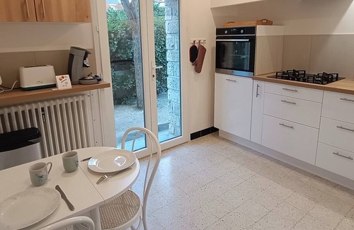 Route d'Arles Apartment | Grand Appartement de 75m2, 2 Chambres et Jardin