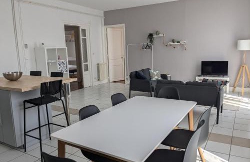 Nevers Apartment | Grand appartement lumieux avec parquet