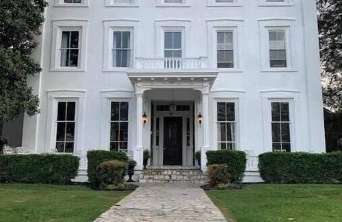 Evansville Apartment | Grand Apt. Downtown Mansion