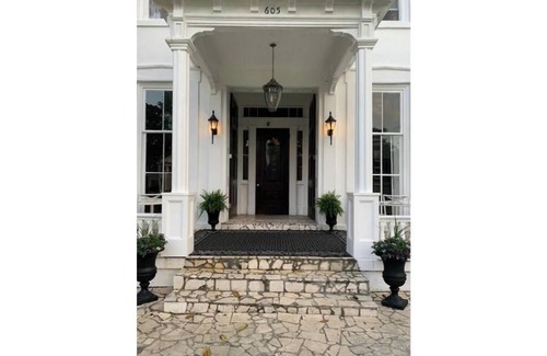 Evansville Apartment | Grand Apt. Downtown Mansion