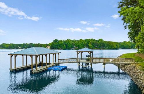 Mooresville House | Grand Bay w/Hot Tub, 440' Shoreline & Optional Boat Rental