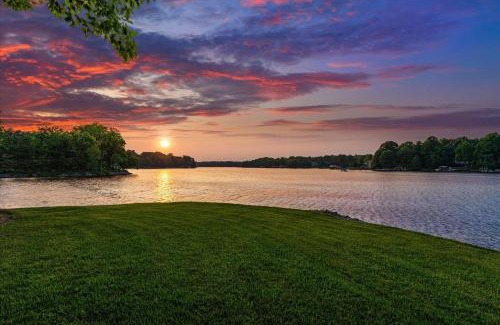 Mooresville House | Grand Bay w/Hot Tub, 440' Shoreline & Optional Boat Rental
