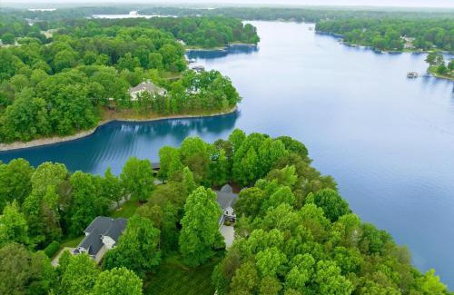 Mooresville House | Grand Bay w/Hot Tub, 440' Shoreline & Optional Boat Rental