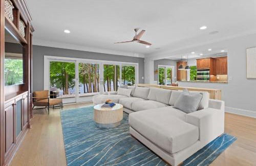 Mooresville House | Grand Bay w/Hot Tub, 440' Shoreline & Optional Boat Rental