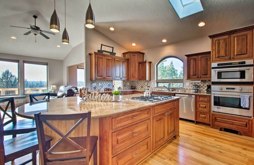 Crooked River Ranch House | Grand Cabin w/Hot Tub & Views - 3 Miles to Hiking