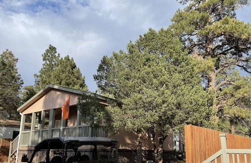 Tusayan House | Grand Canyon Bungalow 1 Mile to Grand Canyon South Rim Entrance in Tusayan.