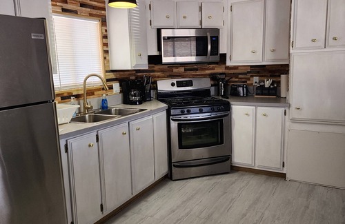 Dolan Springs House | Grand Canyon Bridge Vacation Rental, walking distance to cafe and shopping