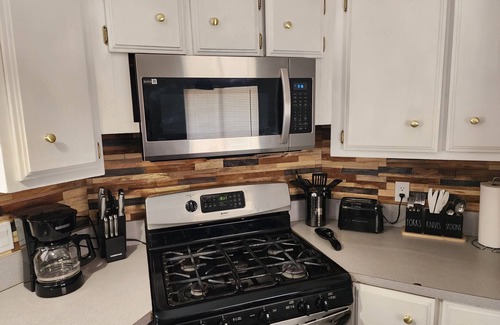 Dolan Springs House | Grand Canyon Bridge Vacation Rental, walking distance to cafe and shopping