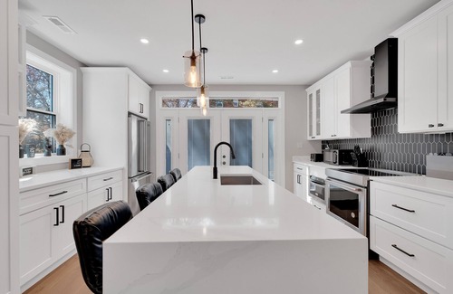 Washington House | Grand Capitol Villa: Lavish 7BR, 5BA Parking & Space for 16+, with Boat!
