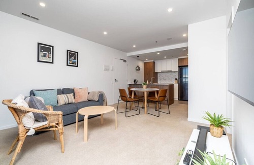 Phillip Apartment | Grand Central Towers Apt | Resort-Style Amenities