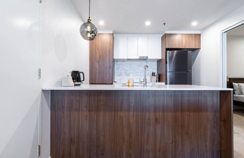 Phillip Apartment | Grand Central Towers Apt | Resort-Style Amenities