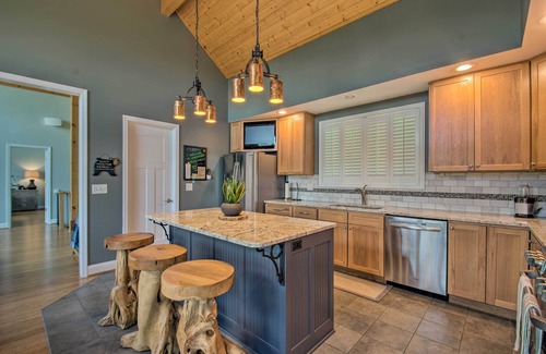 Nellysford Cottage | Grand Chalet w/Hot Tub - Near Wintergreen Resort