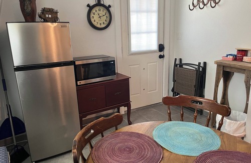 Glen Rose Apartment | GRAND CHAMPION Centrally located 2nd story apartment. Walk to historic Square.