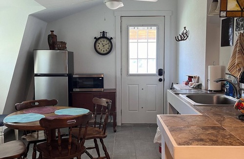 Glen Rose Apartment | GRAND CHAMPION Centrally located 2nd story apartment. Walk to historic Square.