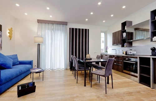 Rione XVI Ludovisi Apartment | Grand Deluxe six roomed apartment with balcony at the corner of Via Veneto